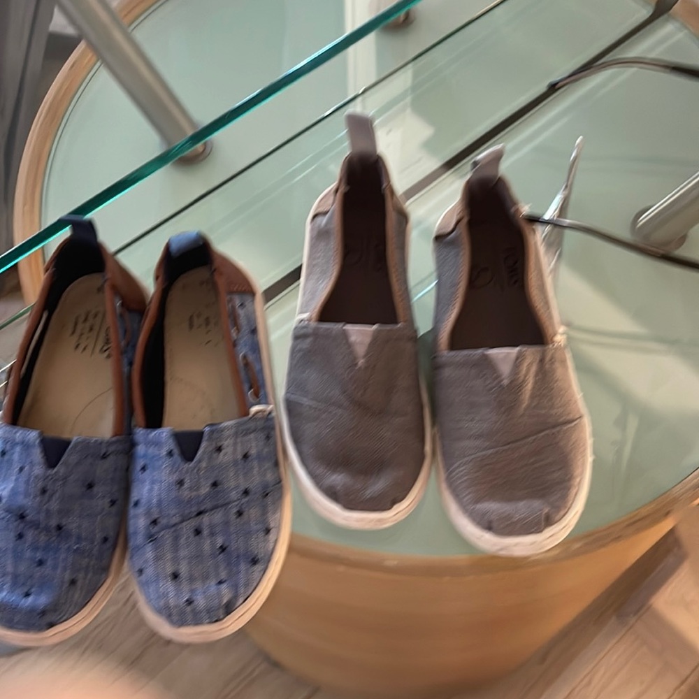 Boys Size 13 TOMS. Good condition